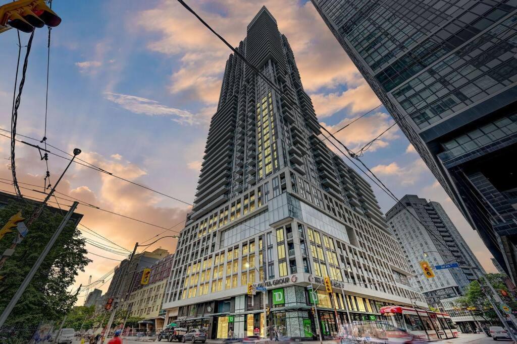 Elegant Condo Near Eaton Centre Mall Торонто Екстериор снимка